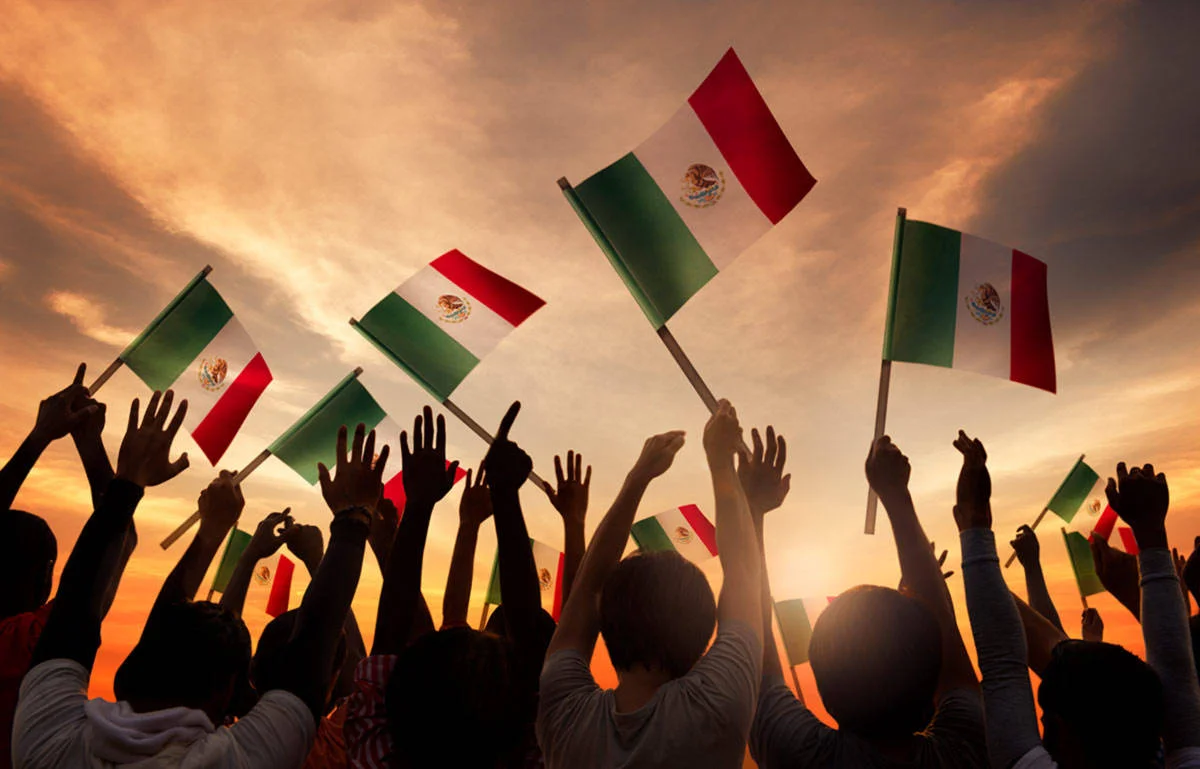 Multitud de simpatizantes con banderas mexicanas